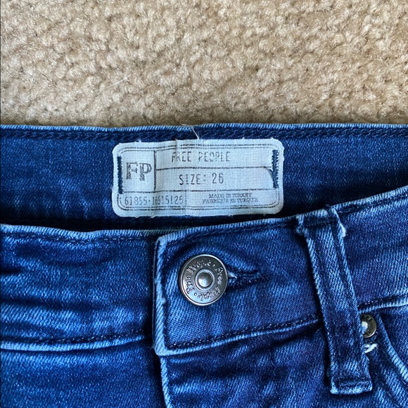 🦋 FREE PEOPLE DISTRESSED JEANS - Picture 5 of 6